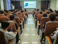 <b>员代表及2023级本科生代表加入演讲会</b>
